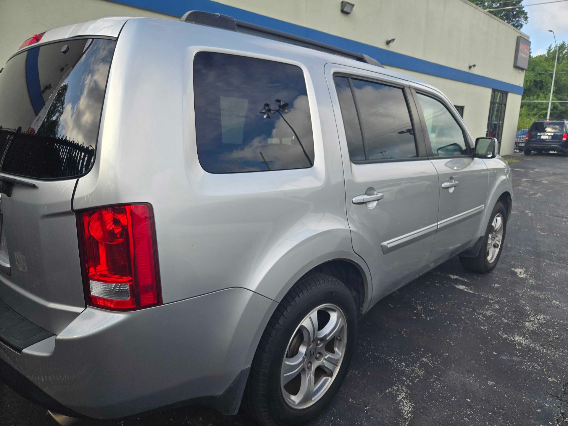 https://whipz-site-01.s3.us-east-2.amazonaws.com/vehicle_inventory/1/P000630/images/e2612669-cdbc-4761-9c5f-92f8893525d4.jpg