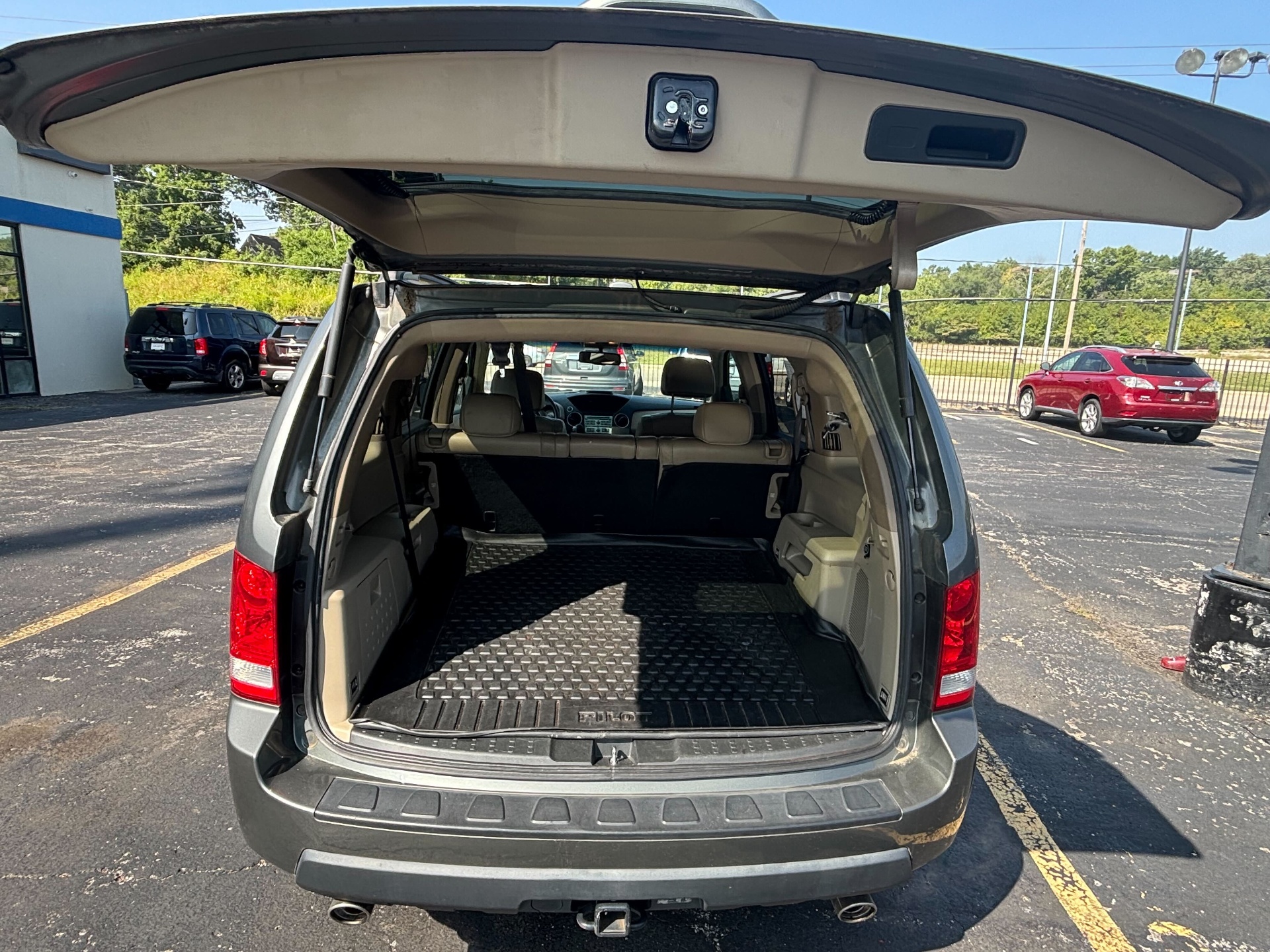 https://whipz-site-01.s3.us-east-2.amazonaws.com/vehicle_inventory/1/P000645/images/f4998cd4-0008-4408-a046-7170de8c6bf0.jpg