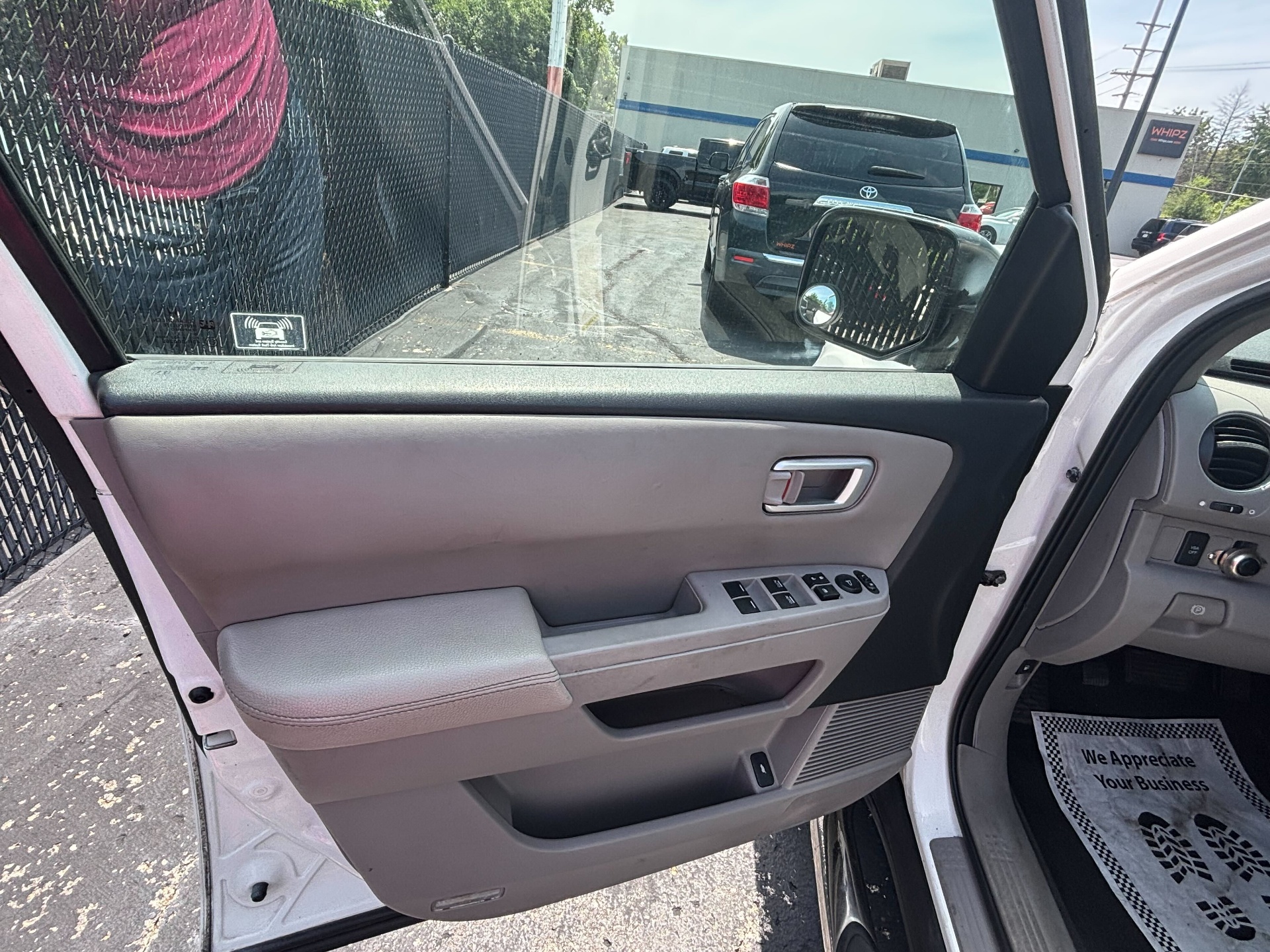 https://whipz-site-01.s3.us-east-2.amazonaws.com/vehicle_inventory/1/P000647/images/9cfe06fe-06cc-41fd-b4fd-b5135455b493.jpg