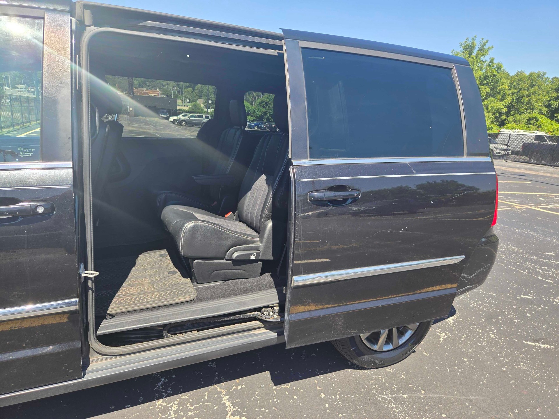 https://whipz-site-01.s3.us-east-2.amazonaws.com/vehicle_inventory/1/P000658/images/543bdb22-8847-44e0-8d9b-8a78ac1dc670.jpg