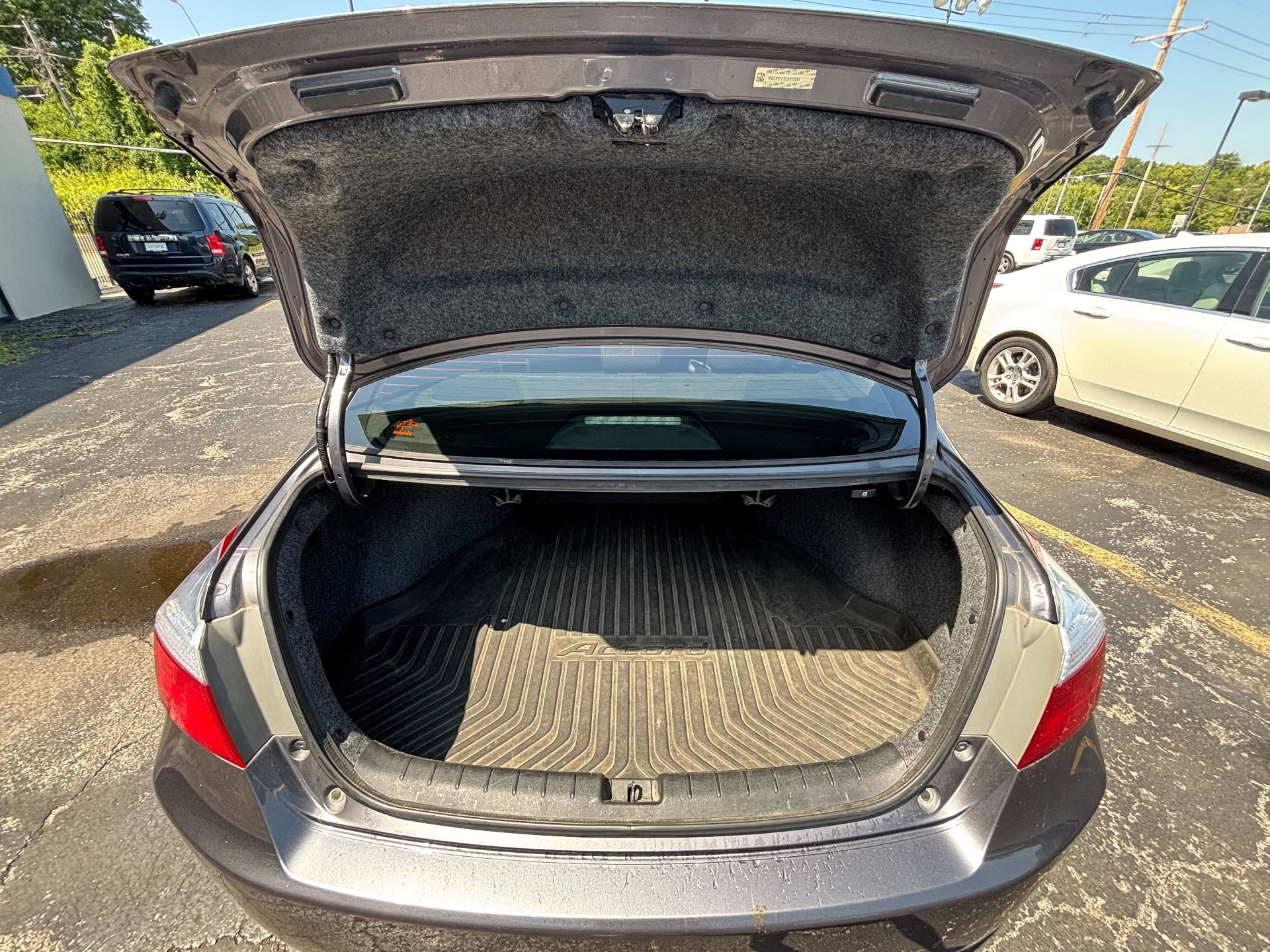 https://whipz-site-01.s3.us-east-2.amazonaws.com/vehicle_inventory/1/P000660/images/0fac45b1-986f-4463-9a72-bf1424729667.jpg