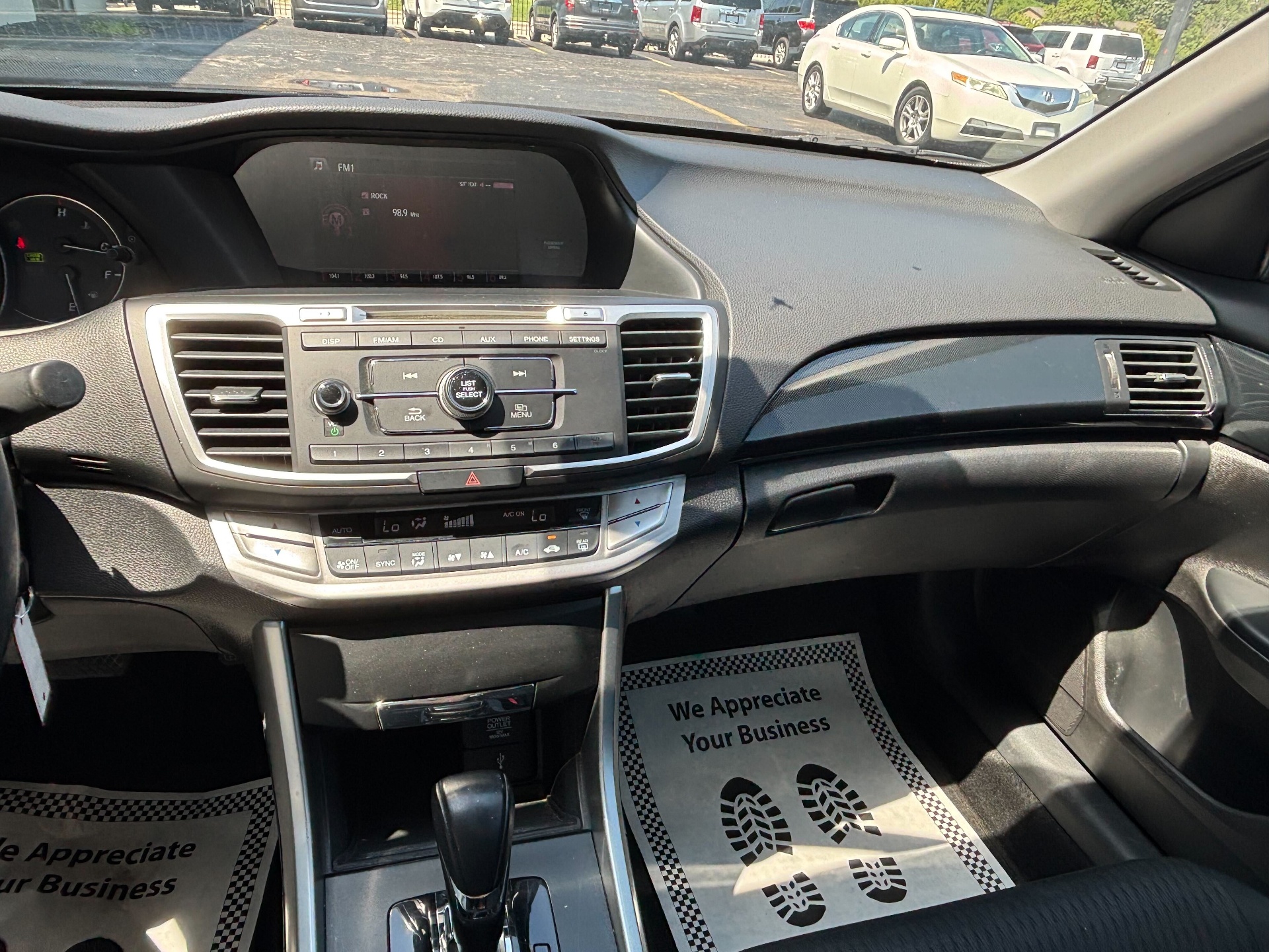 https://whipz-site-01.s3.us-east-2.amazonaws.com/vehicle_inventory/1/P000660/images/a36c8623-295c-46cb-8292-5cdeb156bd9b.jpg