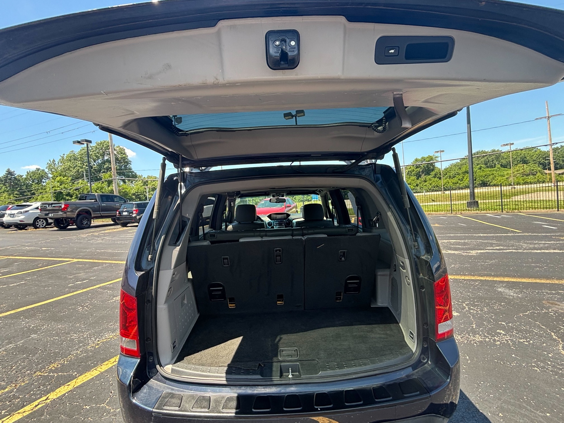 https://whipz-site-01.s3.us-east-2.amazonaws.com/vehicle_inventory/1/R000250/images/0e818b18-d05c-4625-b980-67994c572642.jpg