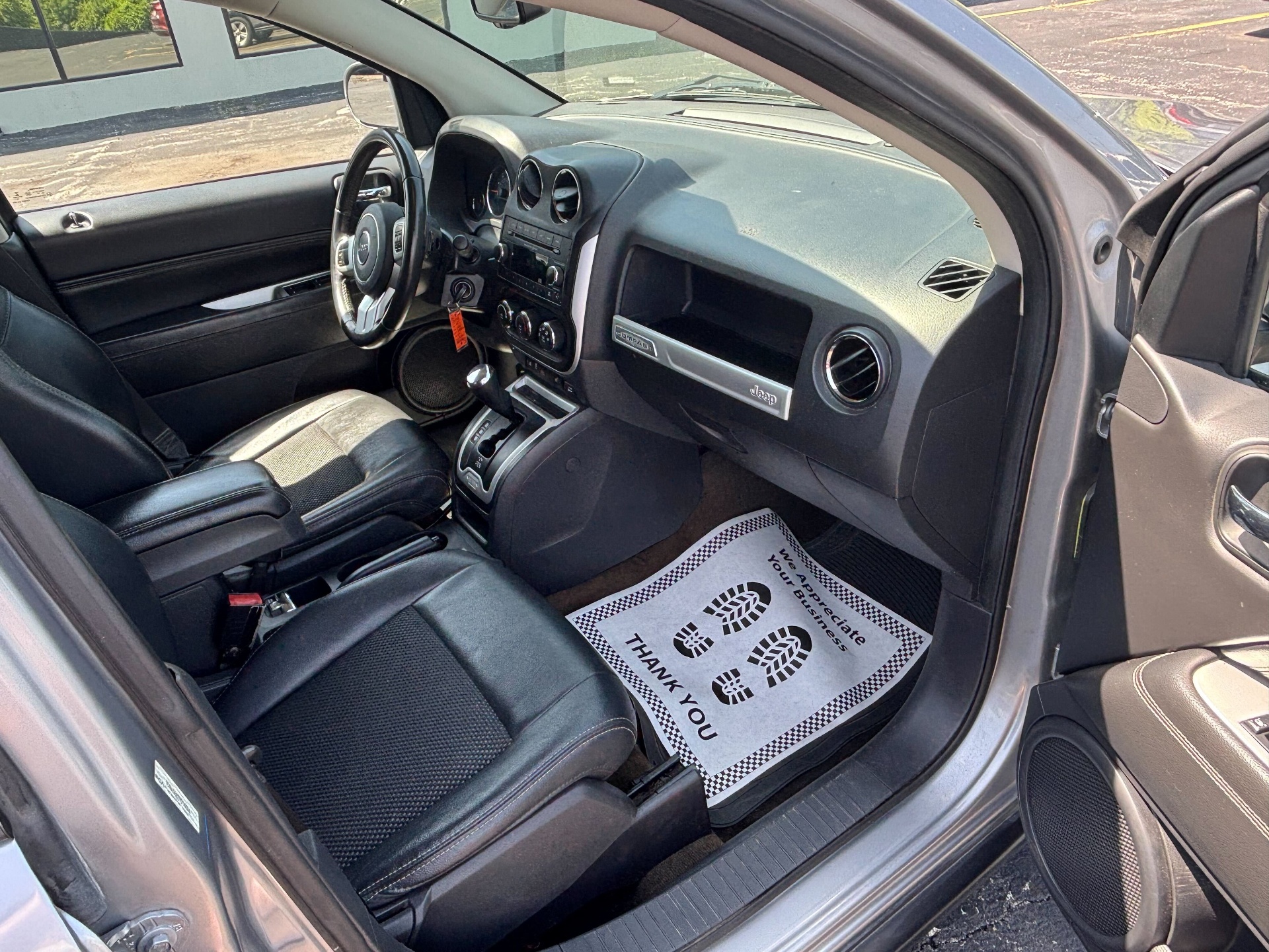 https://whipz-site-01.s3.us-east-2.amazonaws.com/vehicle_inventory/1/R000281/images/f85657cd-70a6-4316-9d9f-3fbb34f58c63.jpg