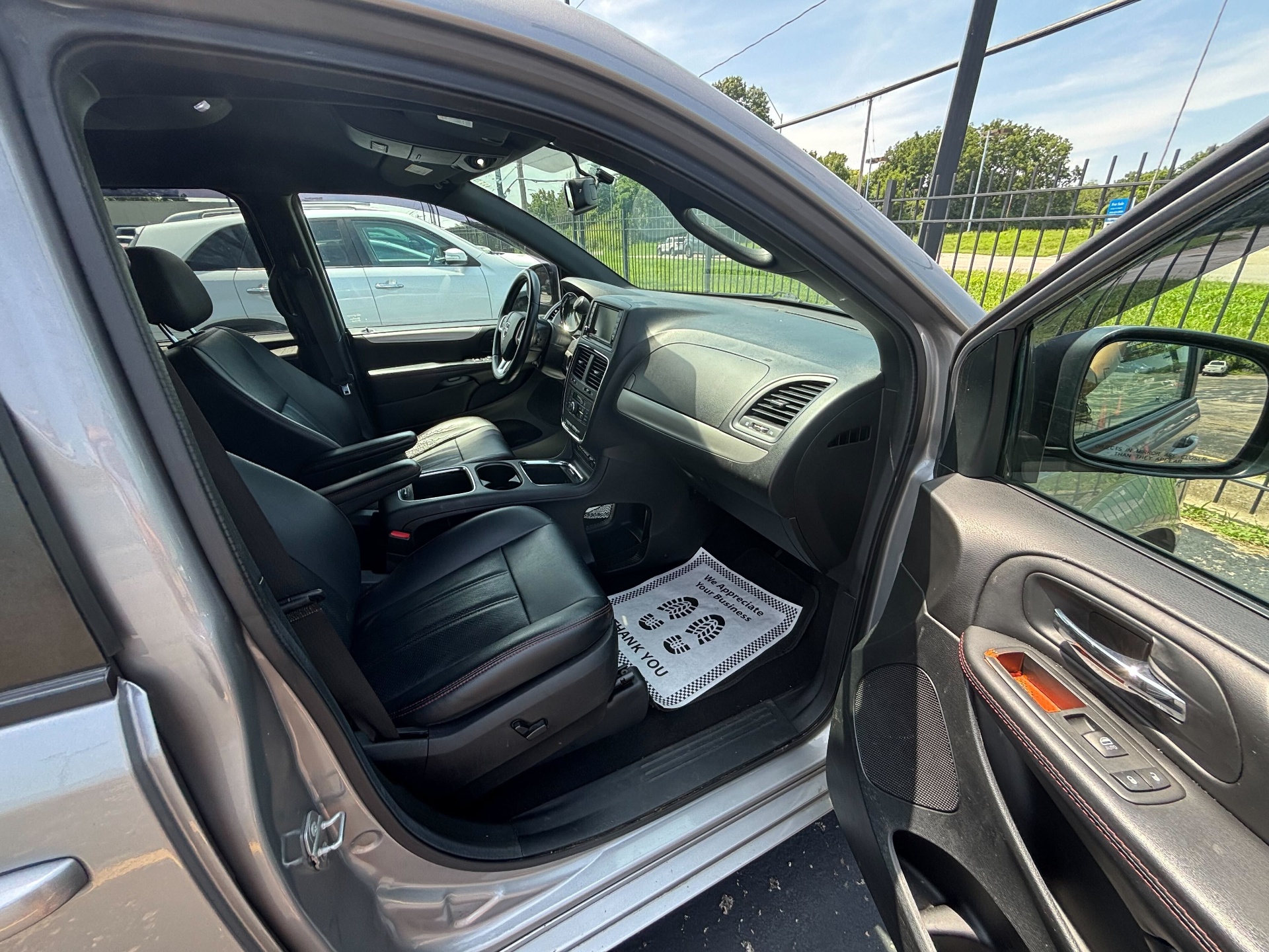 https://whipz-site-01.s3.us-east-2.amazonaws.com/vehicle_inventory/1/R000289/images/c79019ef-b0f7-4f6c-b169-beb05b82a22e.jpg