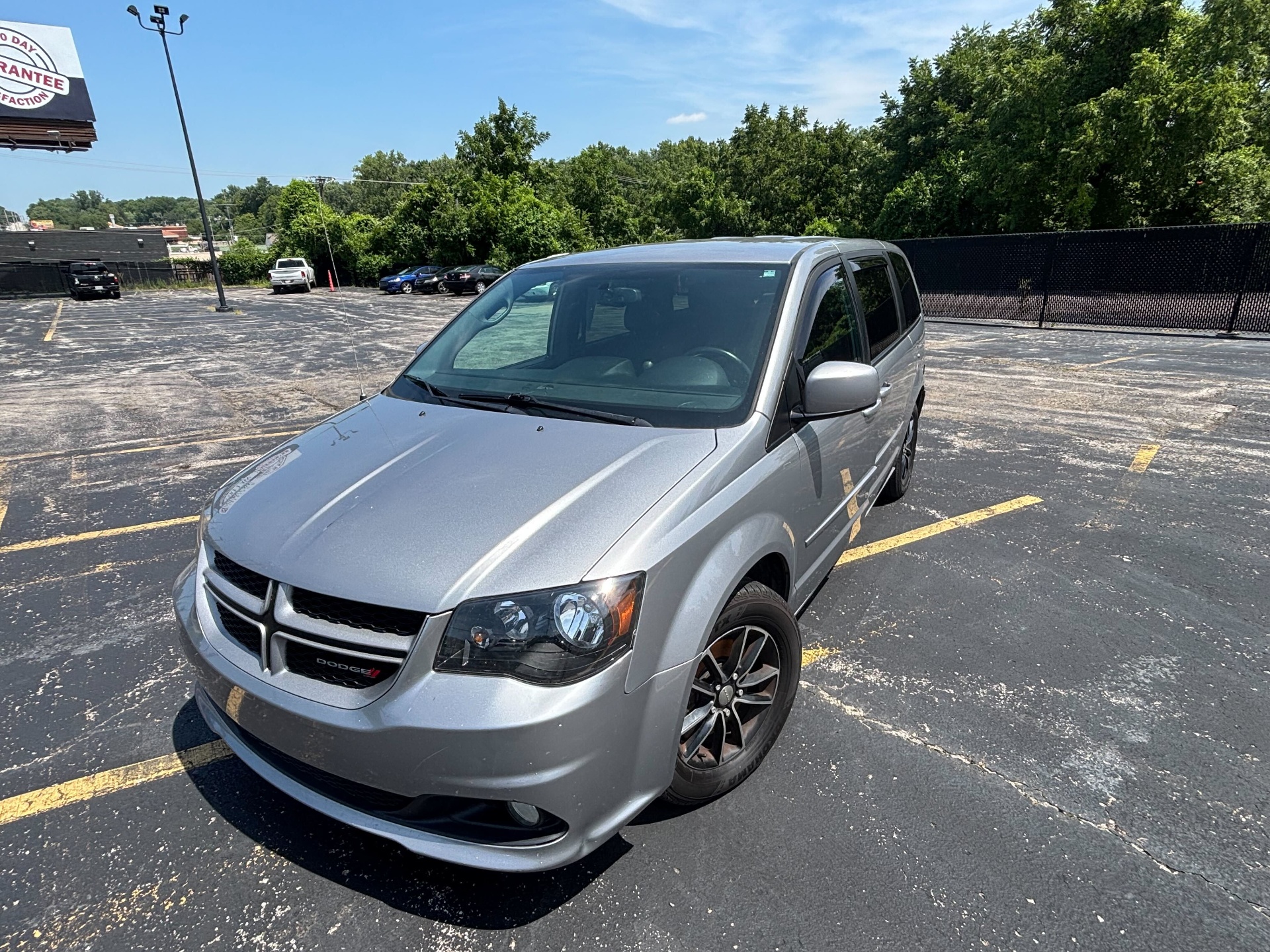 https://whipz-site-01.s3.us-east-2.amazonaws.com/vehicle_inventory/1/R000289/images/df77bb9e-051c-4dbc-a53f-864ed2e5fece.jpg