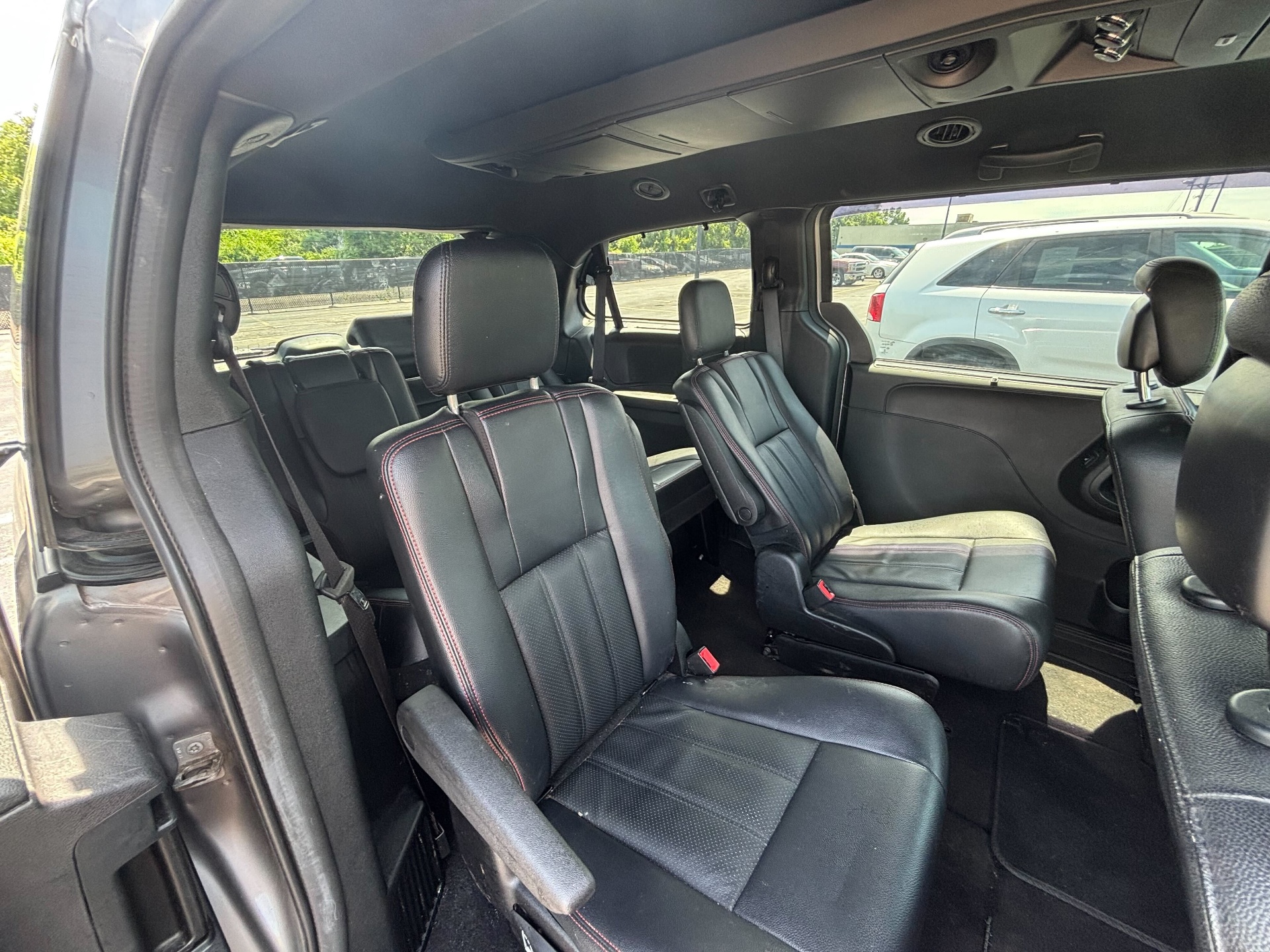 https://whipz-site-01.s3.us-east-2.amazonaws.com/vehicle_inventory/1/R000289/images/f0e90b0a-0aad-4d5f-9b54-8285e007b9a9.jpg