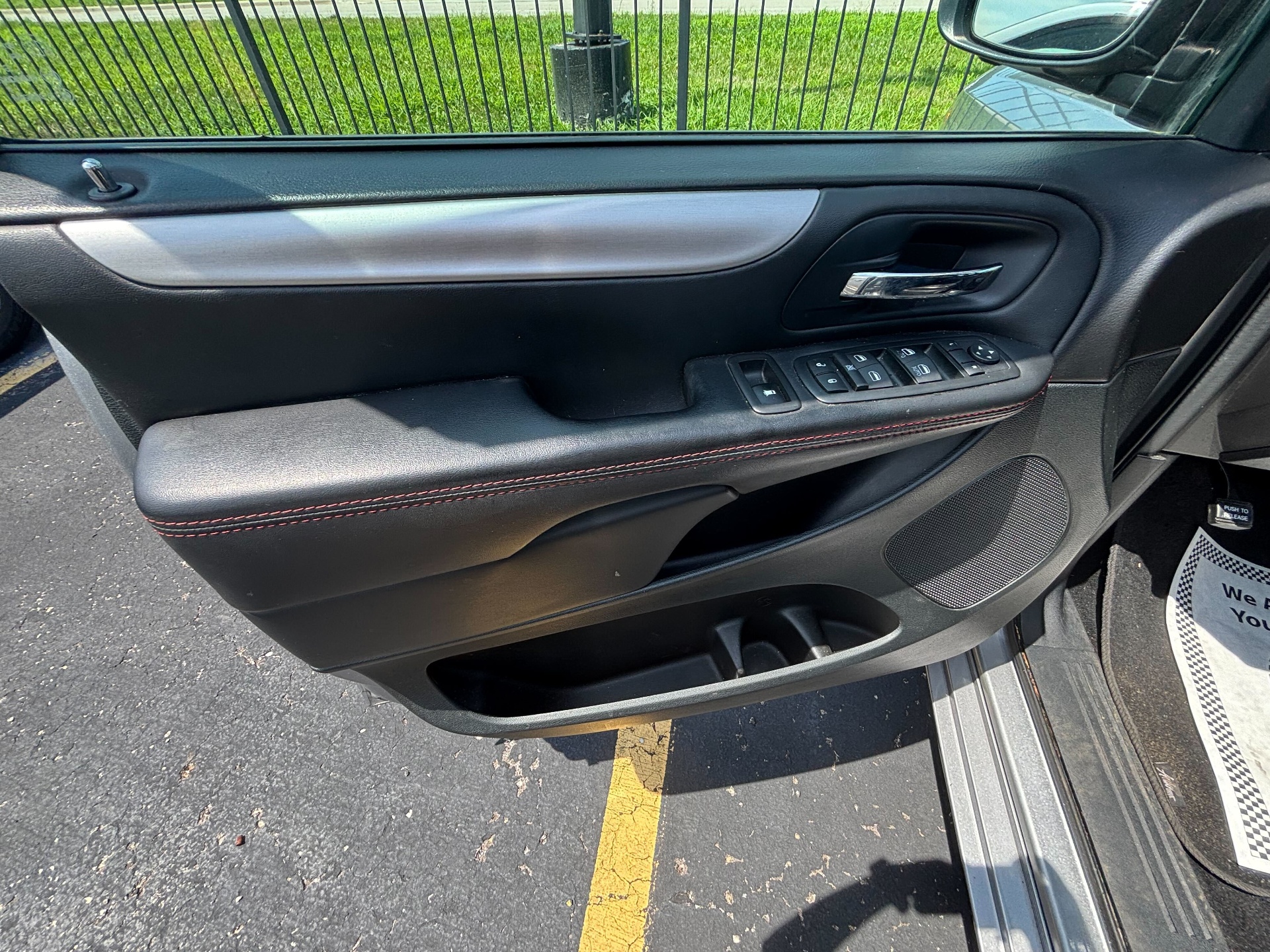https://whipz-site-01.s3.us-east-2.amazonaws.com/vehicle_inventory/1/R000289/images/f2257dbb-7127-49b1-a42d-1cbeaf4649c9.jpg