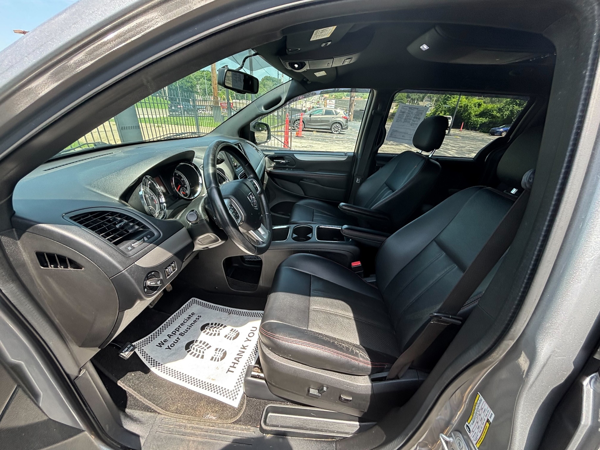 https://whipz-site-01.s3.us-east-2.amazonaws.com/vehicle_inventory/1/R000289/images/f26d97a0-f65a-4e34-a808-9b7805bce215.jpg