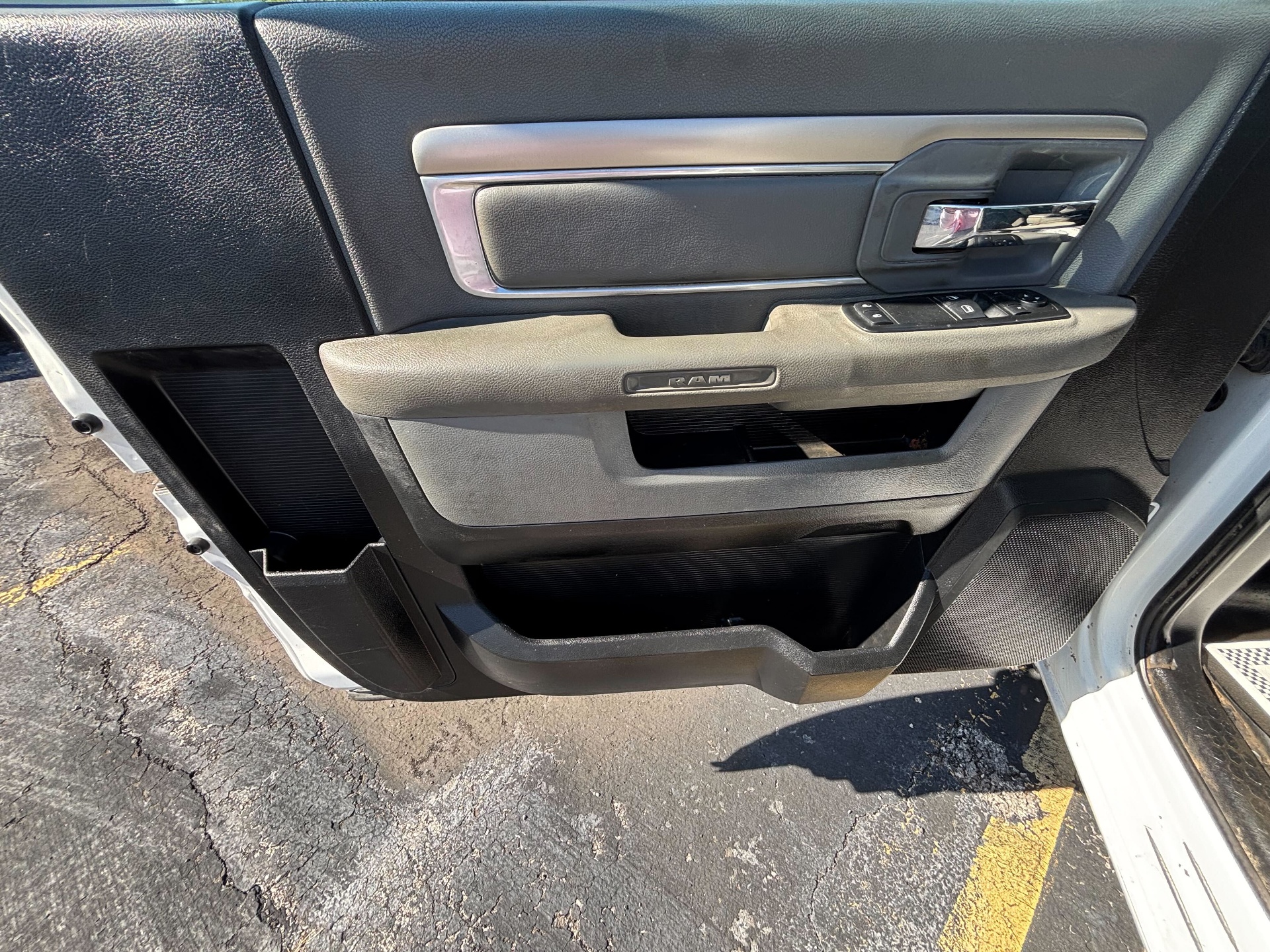 https://whipz-site-01.s3.us-east-2.amazonaws.com/vehicle_inventory/1/R000295/images/e54295bb-d012-4a7d-89fe-a3dadf03676b.jpg