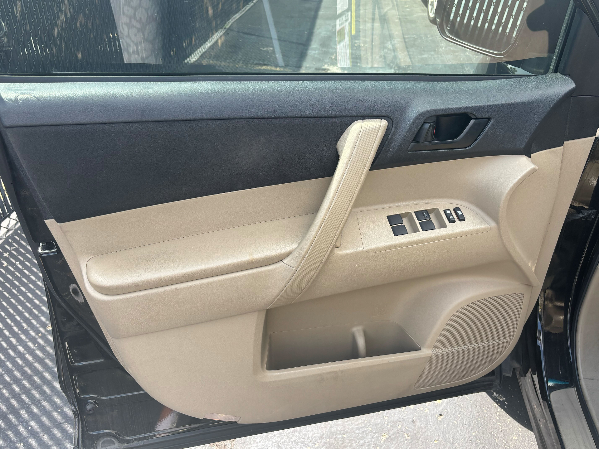 https://whipz-site-01.s3.us-east-2.amazonaws.com/vehicle_inventory/1/R000297/images/b8bf2754-af3d-4b75-a159-c1bcc2c76031.jpg