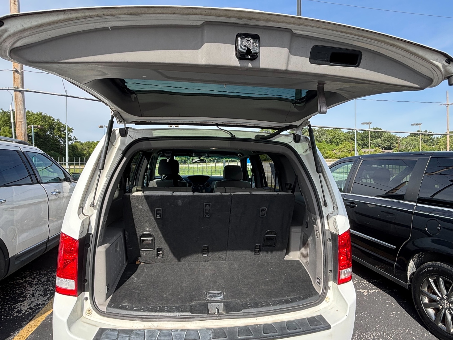 https://whipz-site-01.s3.us-east-2.amazonaws.com/vehicle_inventory/1/R000302/images/584a7c9b-17d4-4120-9838-b597947f16ef.jpg