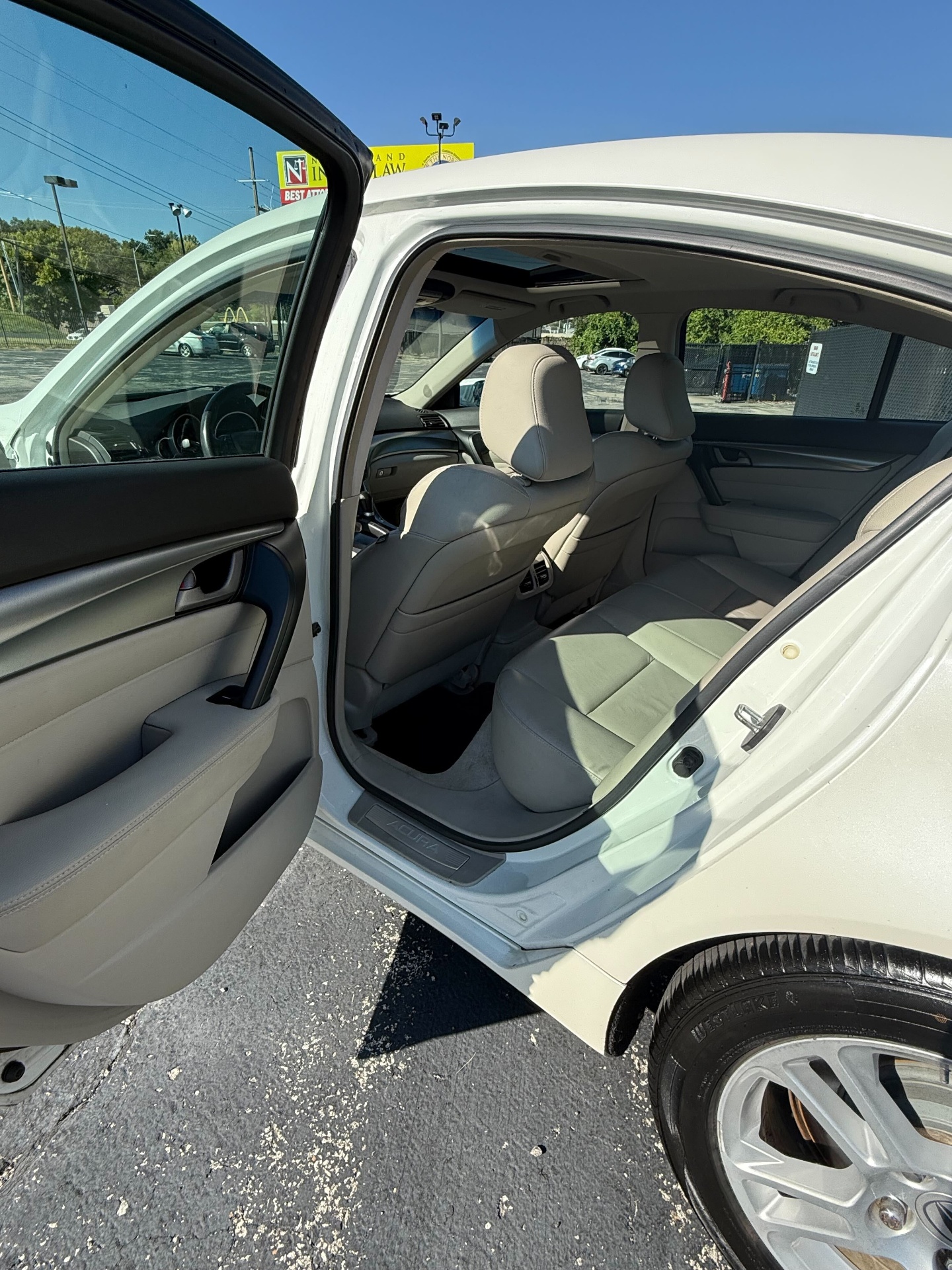 https://whipz-site-01.s3.us-east-2.amazonaws.com/vehicle_inventory/1/R000326/images/6e1386ea-3e35-4483-96fb-75c5d649a524.jpg