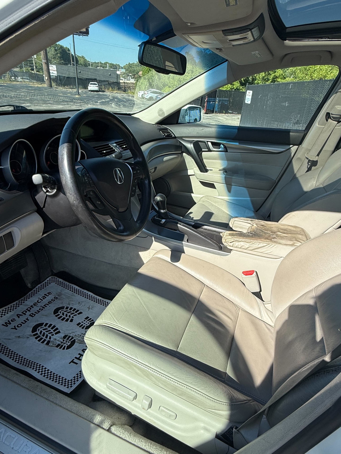 https://whipz-site-01.s3.us-east-2.amazonaws.com/vehicle_inventory/1/R000326/images/8a4f826a-52c4-4a6a-95c2-3042d60259f5.jpg