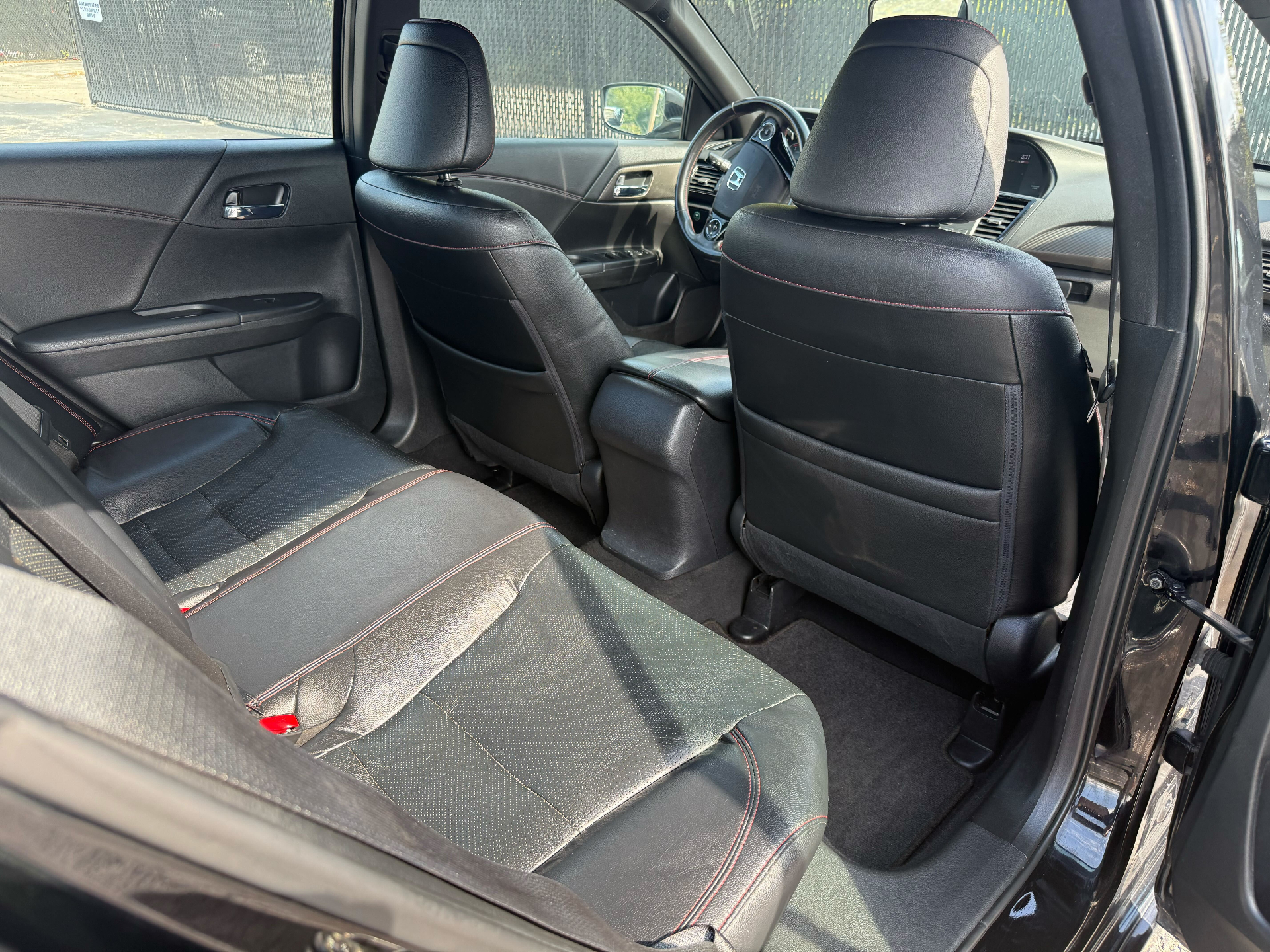 https://whipz-site-01.s3.us-east-2.amazonaws.com/vehicle_inventory/1/R000335/images/ec63a25f-e1a8-4368-8e35-7d03e0a54496.jpg